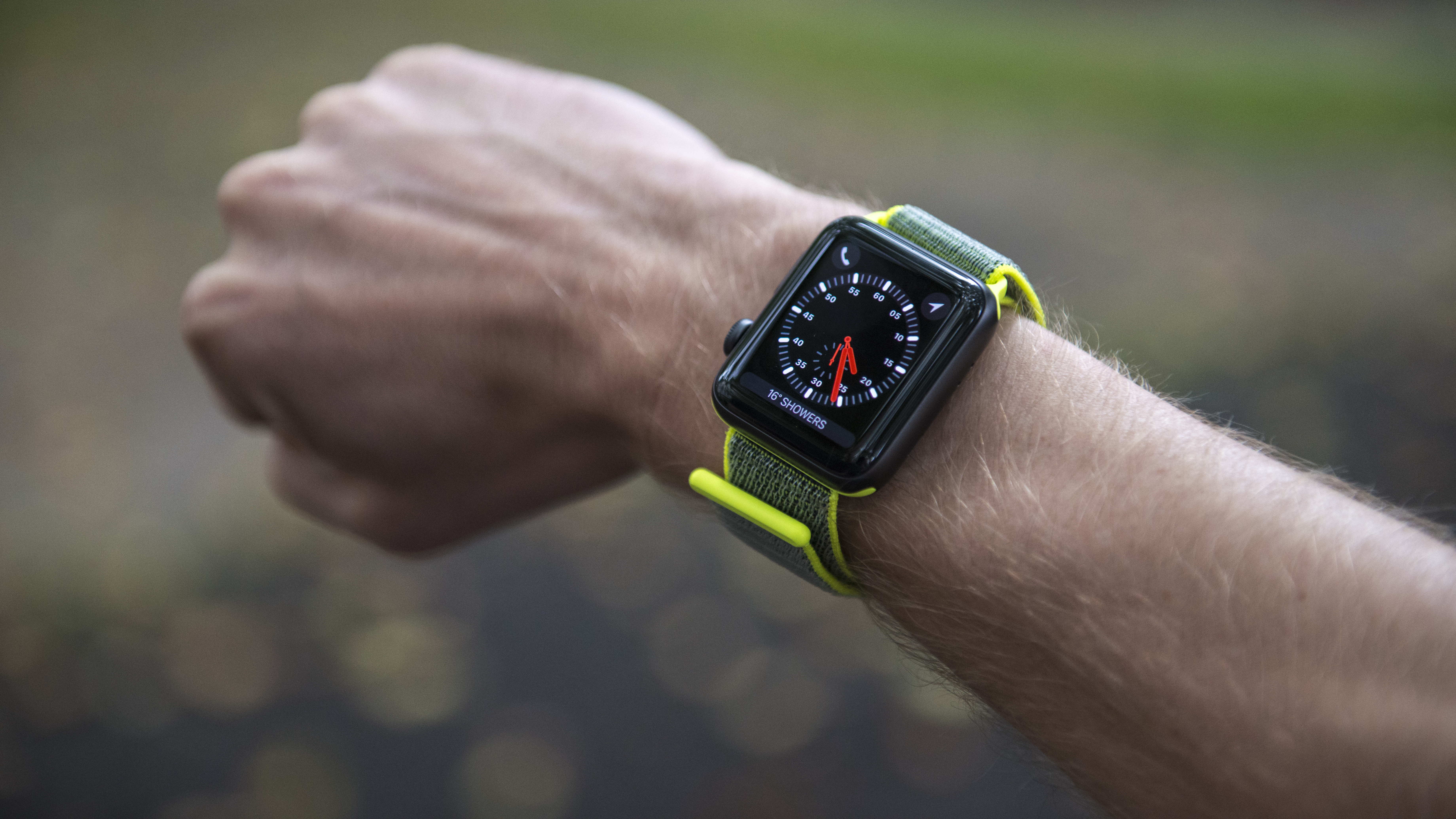 En Apple Watch 3 runt en persons handled.