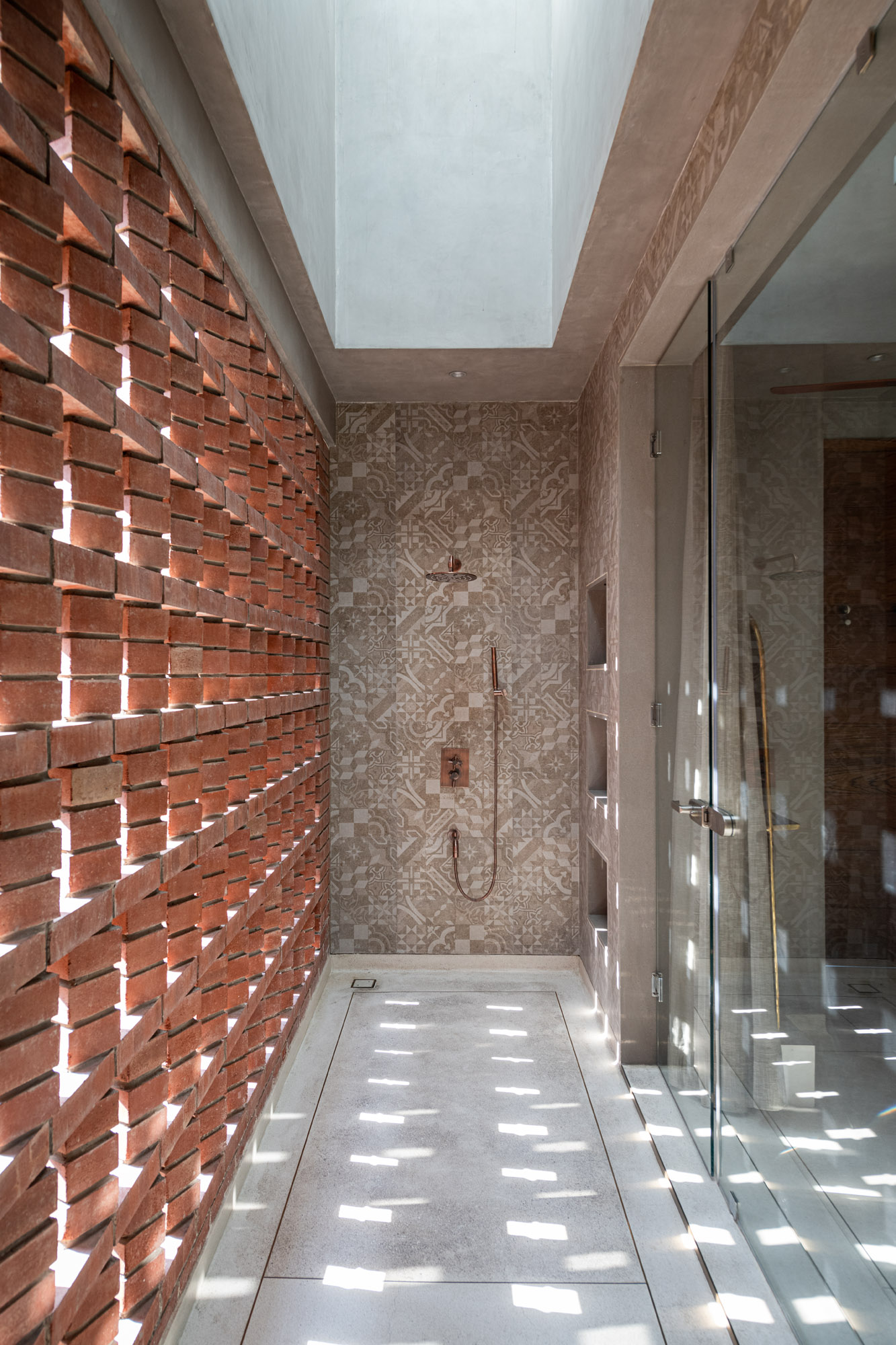 the house of Shalini Misra in Delhi, with brick volumes, green roof and gardens