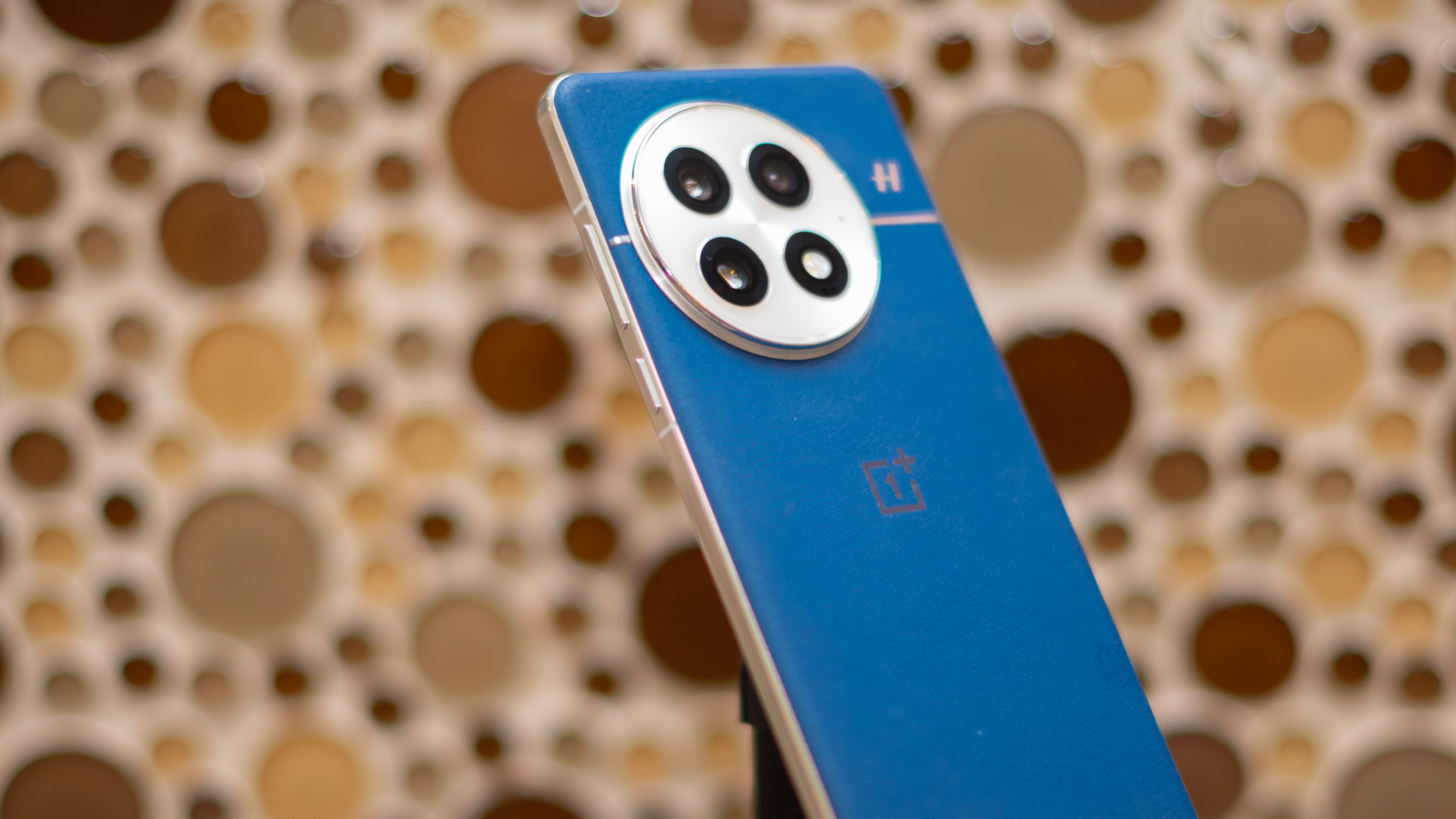 OnePlus 13 i blått.