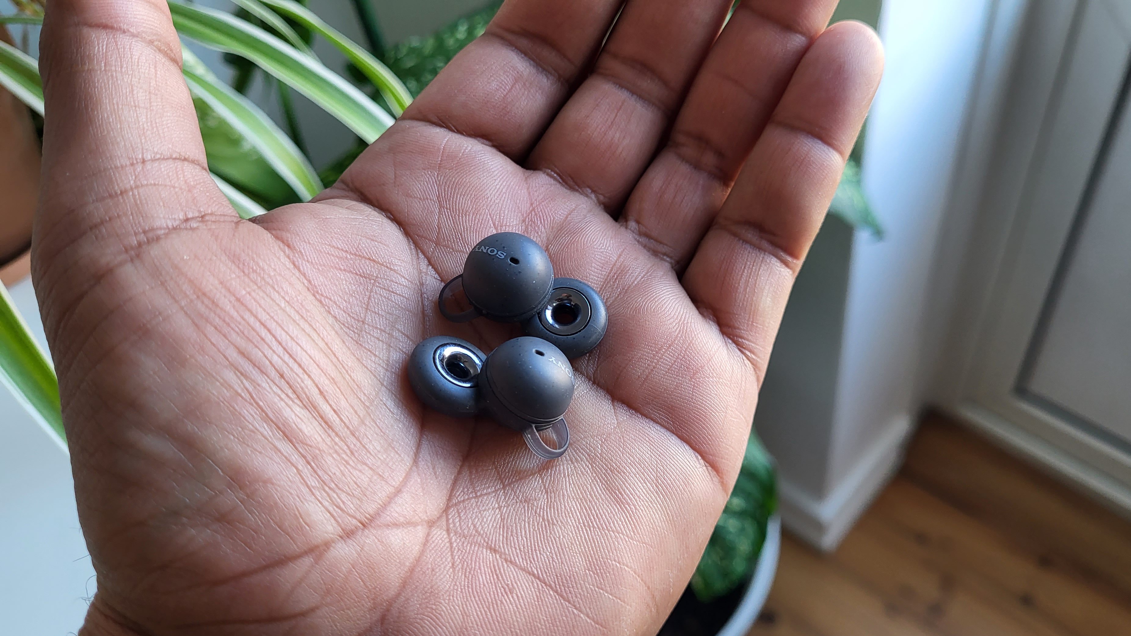 Die Sony LinkBuds in der Hand