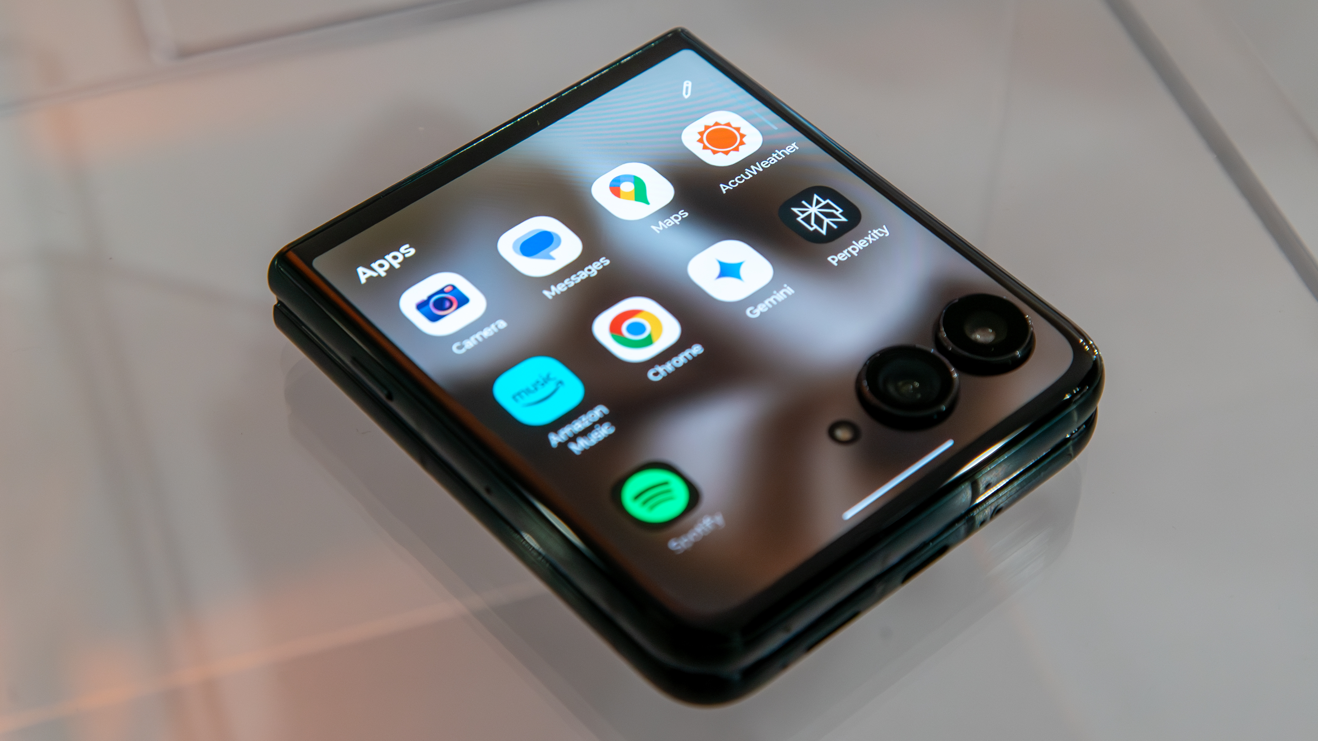 Perplexity on the Razr Ultra 2025 cover screen