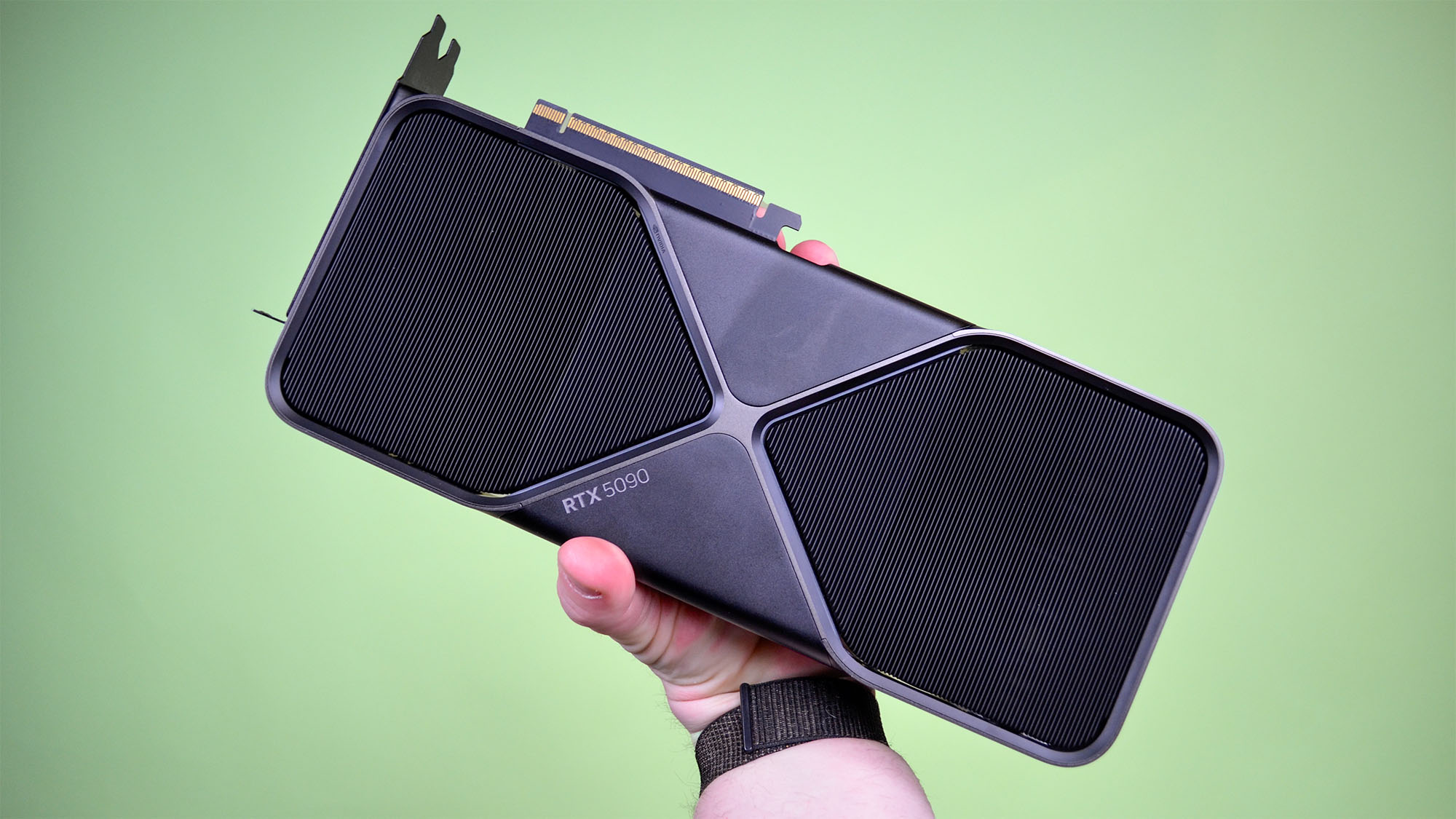 Een RTX 5090 in iemands hand