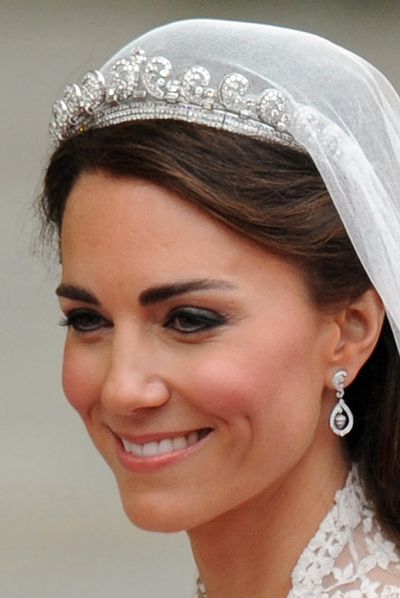 Headpiece, Hair, Hair accessory, Face, Forehead, Bridal accessory, Clothing, Eyebrow, Fashion accessory, Chin,