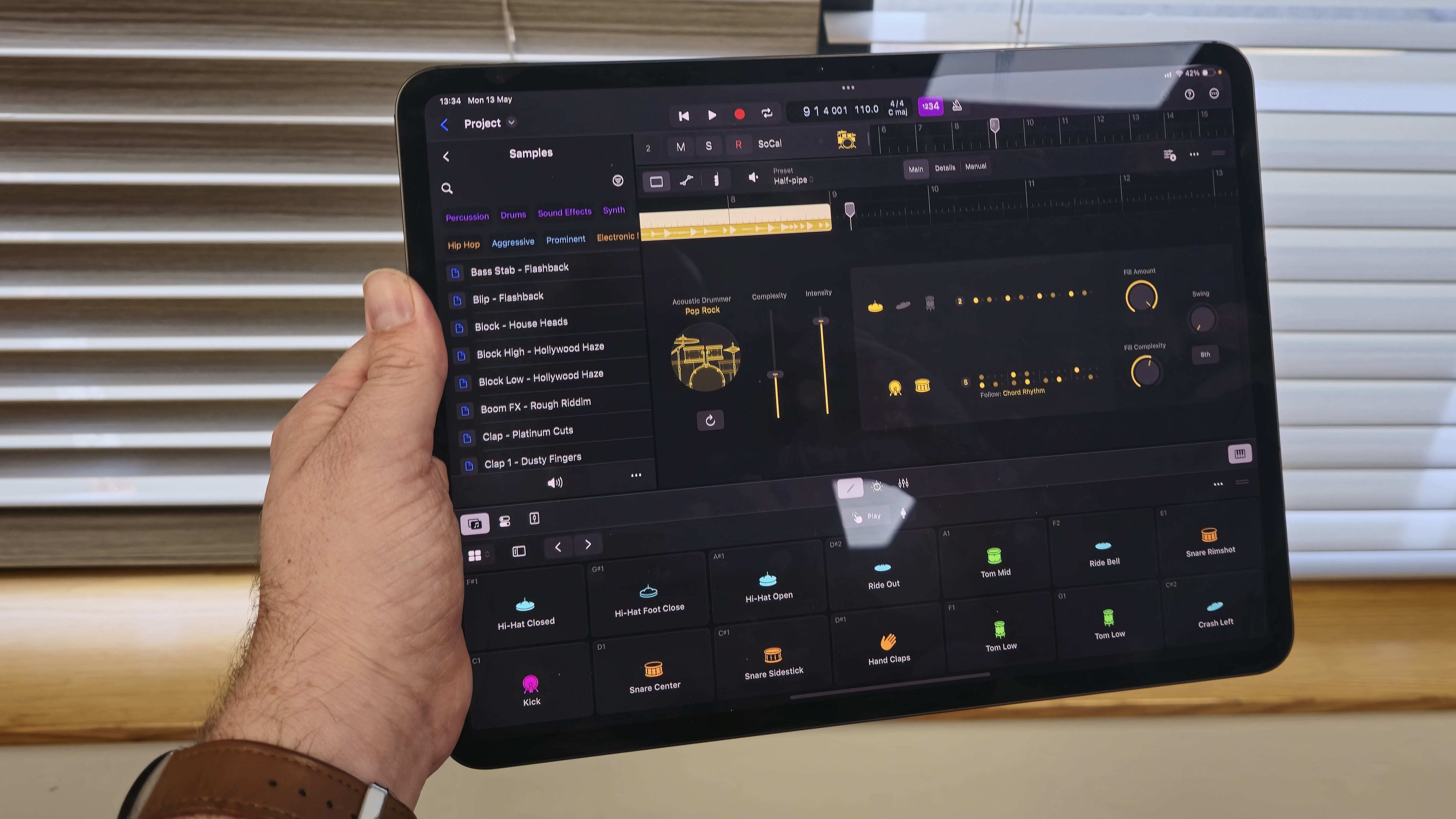 iPad Pro 13-tommer med M4-chip på et træbord