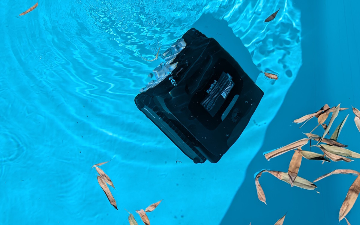 le robot de piscine beatbot aquasense 2 pro avec des feuilles à la surface