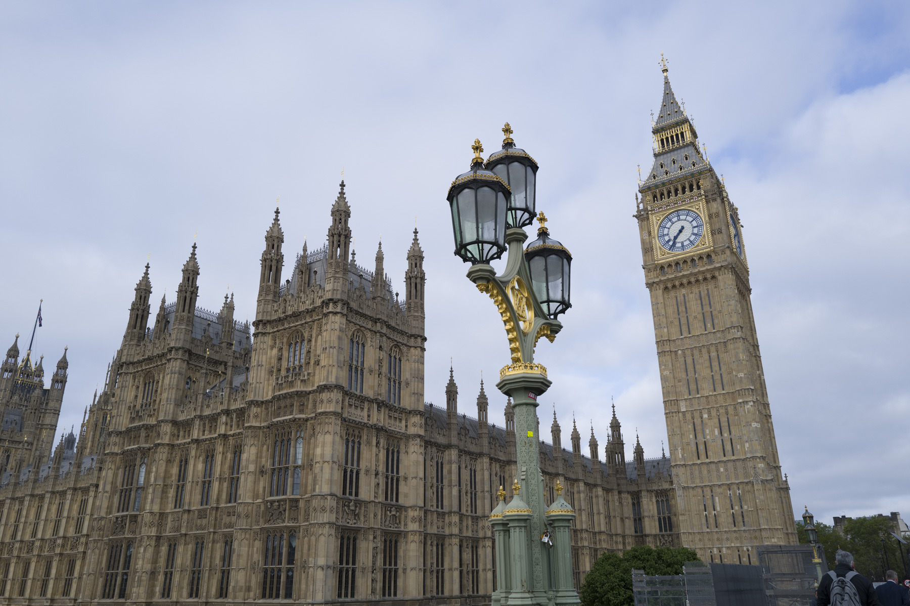 Wideangle photo of Big Ben in London on a bright day